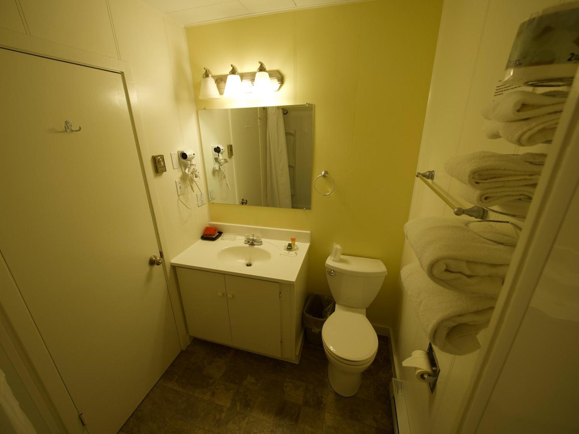 Creston Valley Motel Ngoại thất bức ảnh