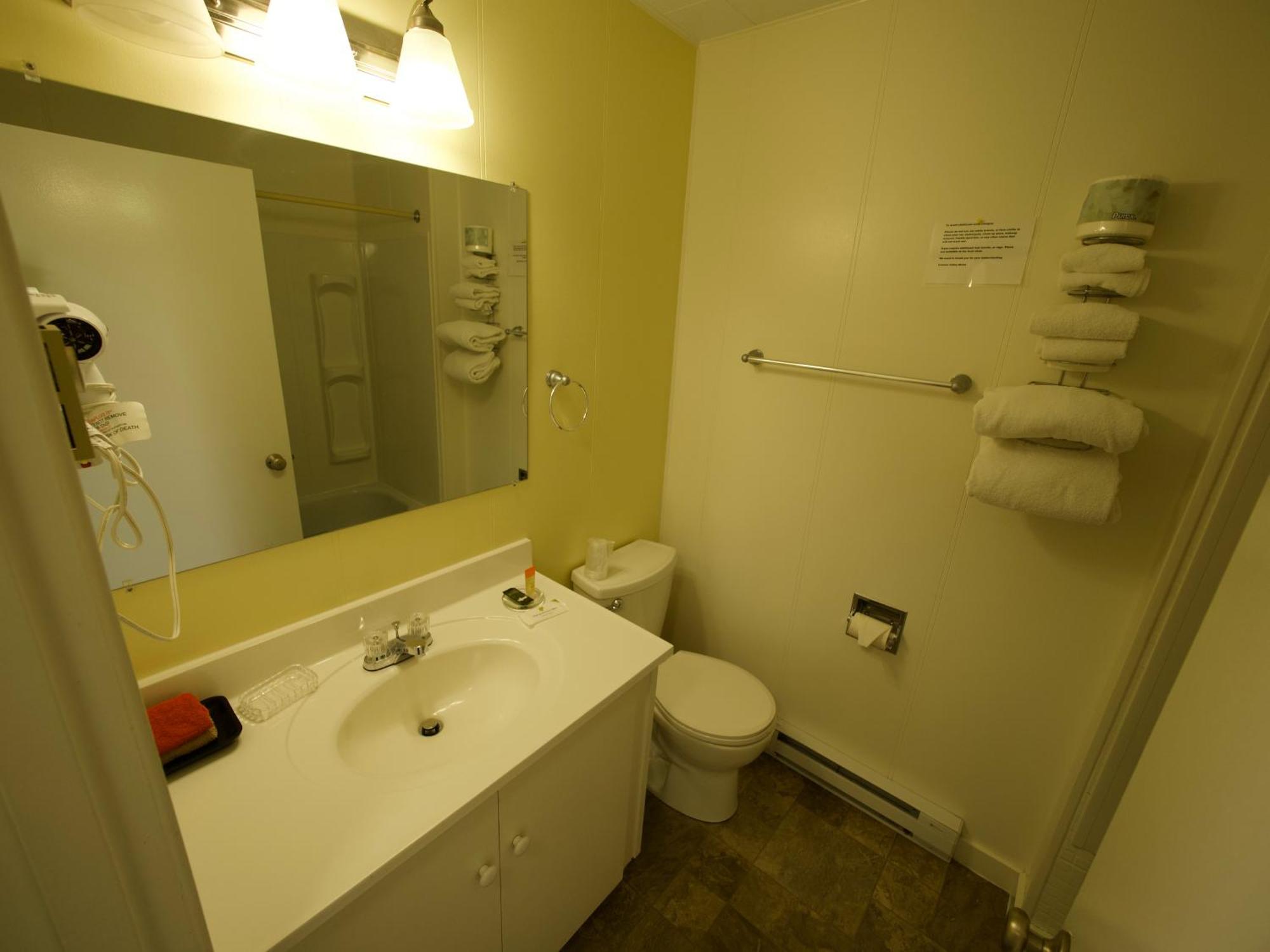 Creston Valley Motel Ngoại thất bức ảnh