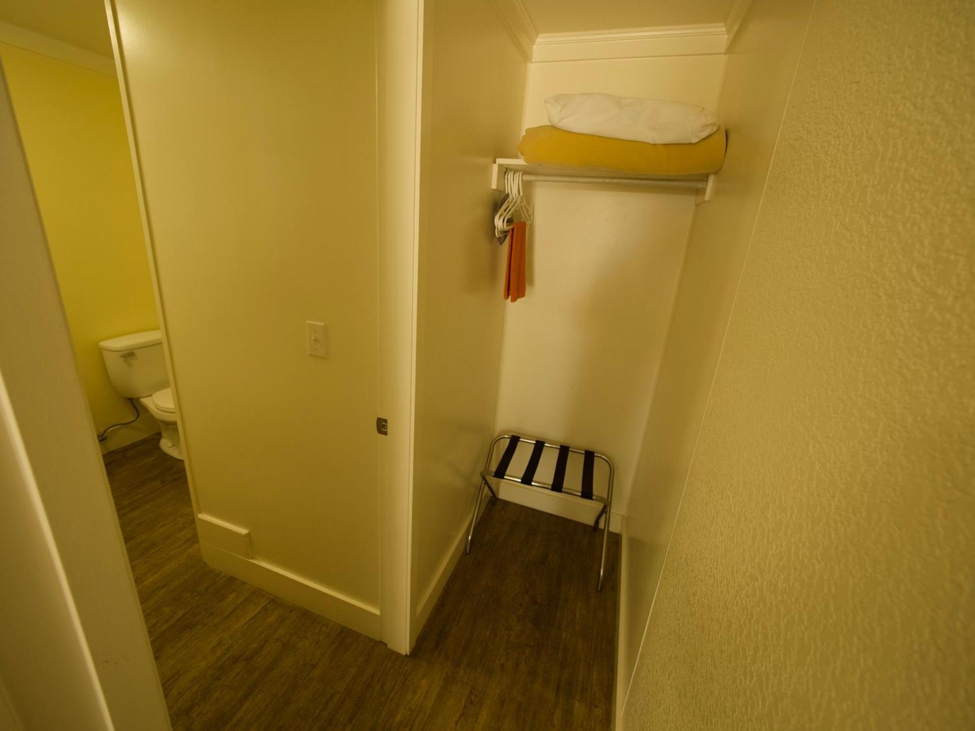 Creston Valley Motel Ngoại thất bức ảnh